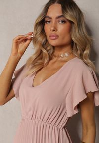 Renee - Ciemnoróżowa Rozkloszowana Sukienka z Plisami i Dekoltem w V Rissari. Okazja: na imprezę. Typ kołnierza: dekolt w kształcie V. Kolor: różowy. Materiał: skóra. Długość rękawa: krótki rękaw