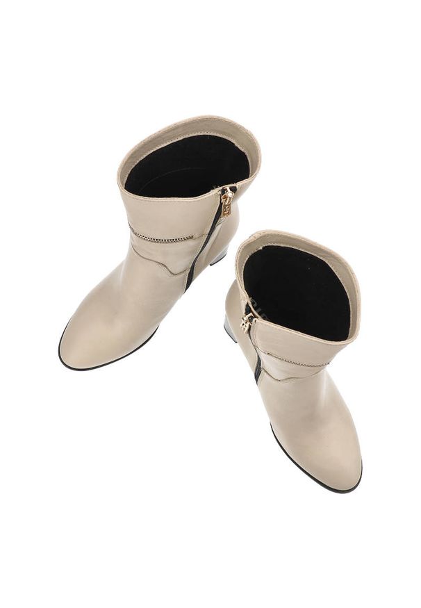 Beżowe Eleganckie Botki Simen Na Obcasie. Okazja: na spotkanie biznesowe. Zapięcie: zamek. Kolor: beżowy. Materiał: skóra. Obcas: na obcasie. Styl: elegancki, biznesowy, klasyczny. Wysokość obcasa: średni