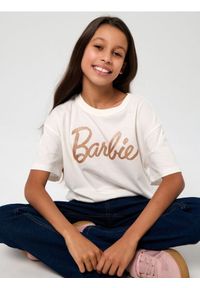 Sinsay - Bawełniana koszulka z napisem Barbie - kremowy. Kolor: kremowy. Materiał: bawełna. Wzór: napisy #1