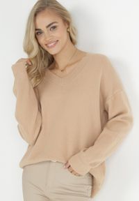 Born2be - Jasnobeżowy Sweter z Wiskozy Oversize Yorate. Okazja: na co dzień. Typ kołnierza: dekolt w serek. Kolor: beżowy. Materiał: wiskoza. Długość rękawa: długi rękaw. Długość: długie. Styl: wizytowy, elegancki, casual #7