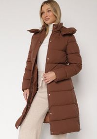 Born2be - Brązowa Pikowana Kurtka z Odpinanym Kapturem Ozdobiona Suwakami Zairens. Okazja: na co dzień, na spacer. Kolor: brązowy. Materiał: jeans, dzianina. Wzór: aplikacja. Styl: casual #3