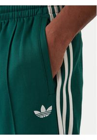 Adidas - adidas Spodnie dresowe adicolor KE3497 Zielony Loose Fit. Kolor: zielony. Materiał: syntetyk, bawełna #4