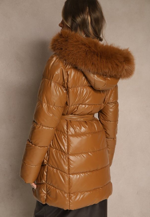 Renee - Brązowa Kurtka Pikowana z Odpinanym Futerkiem i Kapturem Ozdobiona Paskiem Olinesa. Kolor: brązowy. Materiał: futro. Wzór: aplikacja. Styl: elegancki, klasyczny