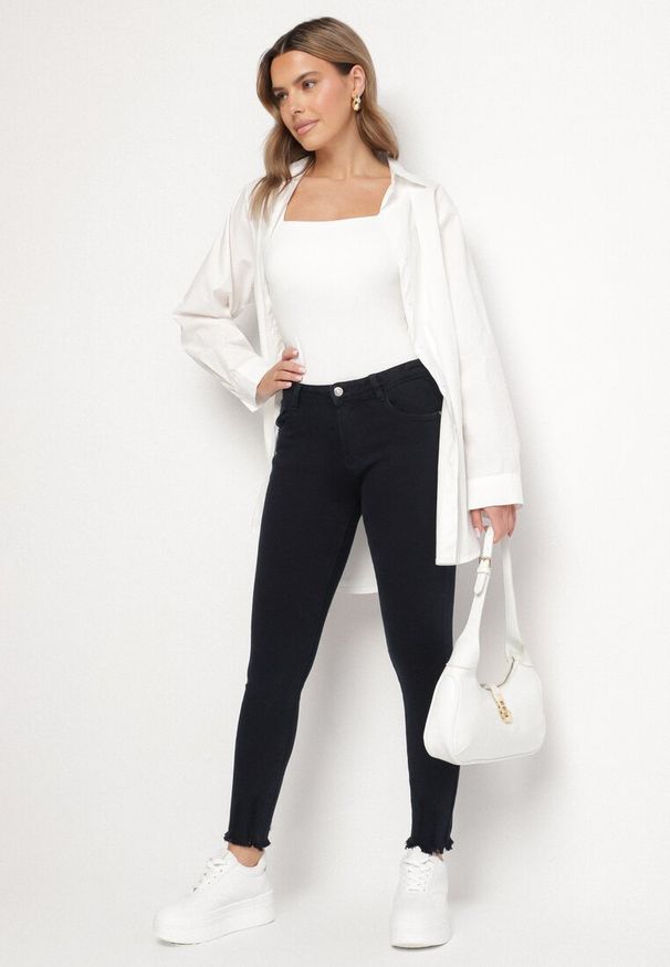 Born2be - Granatowe Jeansy o Dopasowanym Kroju z Przetarciami u Dołu Sonariea. Okazja: na co dzień. Kolor: niebieski. Wzór: aplikacja. Styl: elegancki, casual