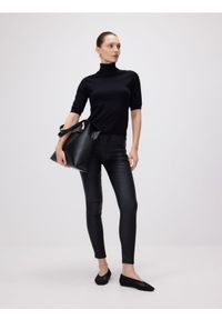 Reserved - Woskowane spodnie slim - czarny. Kolor: czarny. Materiał: tkanina, wiskoza