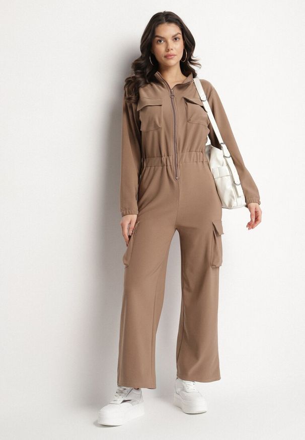 Born2be - Brązowy Kombinezon Utility z Szerokimi Nogawkami o Taliowanym Kroju Liarose. Okazja: na co dzień. Kolor: brązowy. Materiał: tkanina. Styl: casual