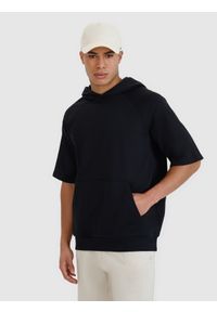 4f - 4F Bluza dresowa z krótkim rękawem z kapturem męska - czarna S. Okazja: na co dzień. Typ kołnierza: kaptur. Kolor: czarny. Materiał: dresówka. Długość rękawa: krótki rękaw. Długość: krótkie. Wzór: gładki, ze splotem. Styl: sportowy, casual