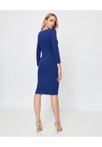 Emporio Armani - EMPORIO ARMANI - Niebieska sukienka mini. Kolor: niebieski. Materiał: materiał, wiskoza. Długość rękawa: długi rękaw. Typ sukienki: kopertowe, dopasowane. Styl: elegancki. Długość: mini