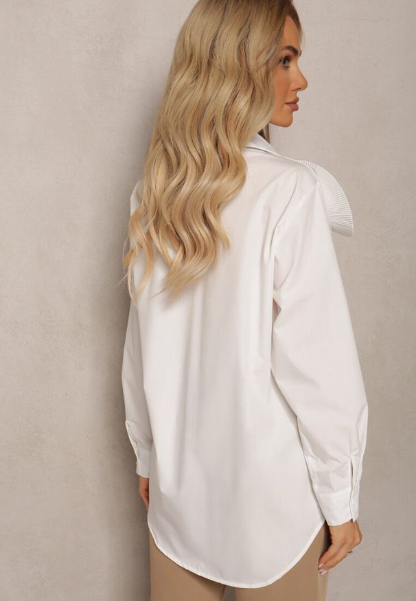 Renee - Biała Koszula z Wiązanym Sznurkiem Przy Szyi i Ozdobną Aplikacją z Boku Oldivia. Kolor: biały. Wzór: aplikacja