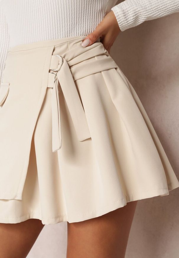 Renee - Jasnobeżowa Kopertowa Spódnica Mini w Stylu Cargo z Paskami Eire. Kolor: beżowy