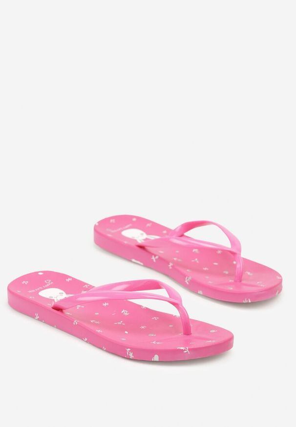 Renee - Fuksjowe Japonki Zdobione Nadrukiem na Podeszwie Pasiluna. Okazja: na plażę, na spacer, na co dzień. Kolor: różowy. Materiał: jeans. Wzór: aplikacja, nadruk. Sezon: lato. Styl: casual