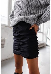 Spódniczka mini drapowana w kolorze czarnym - BERRY by Marsala. Okazja: na co dzień. Kolor: czarny. Materiał: materiał, bawełna, elastan, poliamid. Styl: elegancki, casual, klasyczny #1