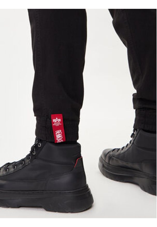 Alpha Industries Joggery Airman 188201 Czarny Tapered Fit. Kolor: czarny. Materiał: bawełna