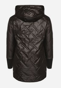 Born2be - Czarna Kurtka Pikowana z Odpinanym Kapturem z Dłuższym Tyłem Rivselia. Okazja: na co dzień. Kolor: czarny. Materiał: tkanina. Długość: długie. Wzór: aplikacja. Sezon: zima. Styl: casual, klasyczny #5