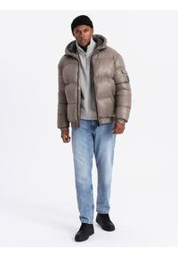 Ombre Clothing - Ciepła męska kurtka puffer ze ściągaczami – ciemnobeżowa V3 - Rozmiar: M. Okazja: na co dzień. Typ kołnierza: kaptur. Kolor: beżowy. Materiał: guma, tkanina, poliester, materiał, syntetyk, nylon. Wzór: aplikacja. Sezon: zima. Styl: casual #6