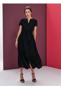 Sinsay - Bawełniana ażurowa sukienka midi z falbaną i wiązaniem - czarny. Kolor: czarny. Materiał: bawełna. Wzór: ażurowy. Długość: midi #1