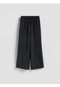 Reserved - Luźne spodnie z lyocellem - czarny. Kolor: czarny. Materiał: tkanina, wiskoza #1