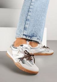 Renee - Srebrne Sneakersy w Stylu Kultowych Tenisówek z Podwójnymi Sznurówkami Nilaviela. Okazja: do pracy, na spotkanie biznesowe, na spacer. Kolor: srebrny. Materiał: jeans. Szerokość cholewki: normalna. Sport: turystyka piesza