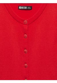 Big-Star - Sweter damski zapinany na guziki z krótkim rękawem czerwony Manona 603. Kolor: czerwony. Materiał: jeans, dzianina. Długość rękawa: krótki rękaw. Długość: krótkie. Styl: elegancki, klasyczny #2