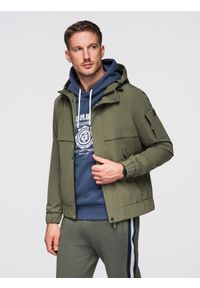 Ombre Clothing - Męska funkcjonalna kurtka przejściowa z kapturem – oliwkowa V2 - Rozmiar: M. Okazja: na co dzień. Typ kołnierza: kaptur. Kolor: oliwkowy. Materiał: poliester, tkanina, materiał. Wzór: gładki. Styl: casual #1