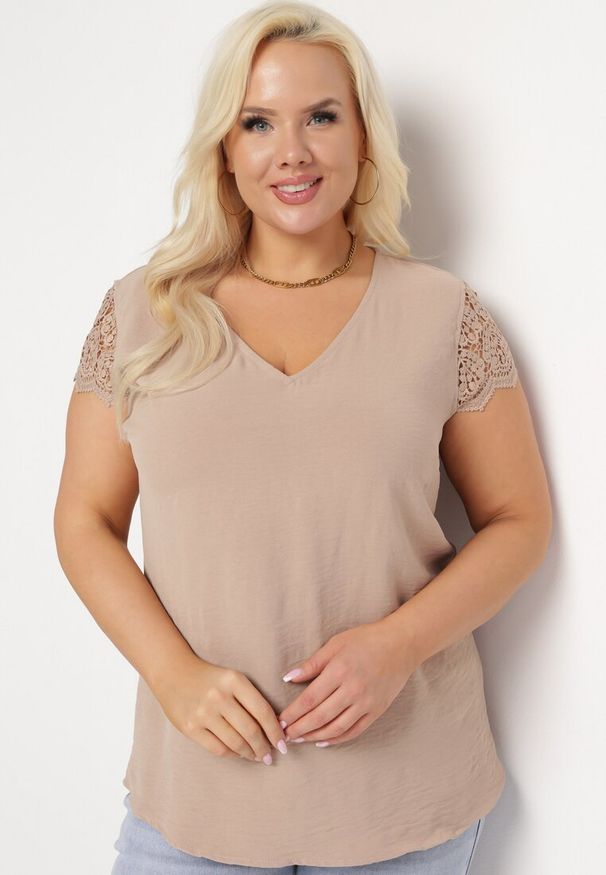 Born2be - Beżowa Bluzka z Krótkimi Rękawami z Delikatnej Koronki Verlina. Kolor: beżowy. Materiał: koronka. Długość rękawa: krótki rękaw. Długość: krótkie. Wzór: koronka. Sezon: wiosna, lato