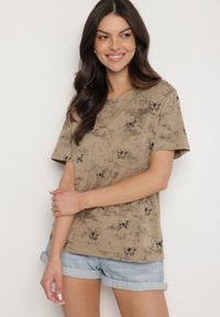 Born2be - Ciemnobeżowy T-shirt Bawełniany w Print w Motylki Tenorea. Kolor: beżowy. Materiał: bawełna. Wzór: nadruk. Styl: klasyczny