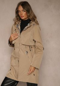 Renee - Ciemnobeżowa Kurtka Parka z Kapturem Podpinanymi Rękawami i Printem w Kratę Hallela. Typ kołnierza: kaptur. Kolor: beżowy. Materiał: jeans. Długość: do kolan. Wzór: nadruk. Sezon: jesień #3