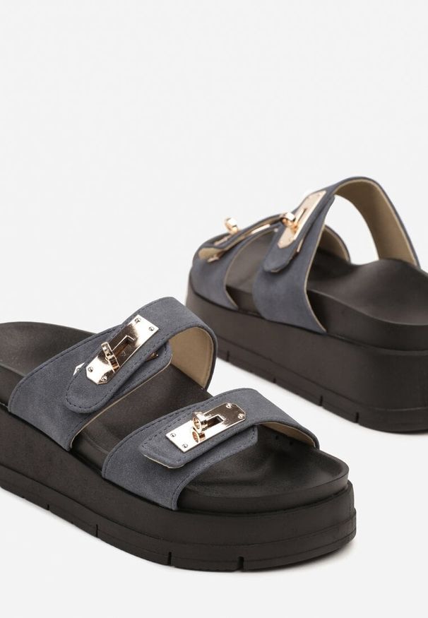Born2be - Niebieskie Klapki na Koturnie z Metalicznymi Zdobieniami Lilialoria. Okazja: na co dzień. Kolor: niebieski. Materiał: jeans. Wzór: aplikacja. Obcas: na koturnie. Styl: elegancki, casual