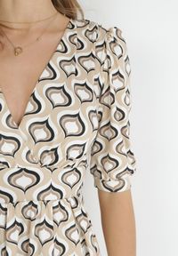 Born2be - Beżowa Rozkloszowana Sukienka z Bufiastymi Rękawami w Geometryczny Wzór Avory. Kolor: beżowy. Wzór: geometria. Długość: mini #5