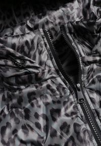 Born2be - Czarno-Zielona Kurtka Przejściowa w Panterkę z Odpinanym Kapturem Antolea. Kolor: zielony. Materiał: poliester, jeans. Wzór: motyw zwierzęcy. Styl: klasyczny #5