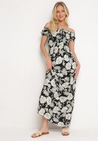 Born2be - Czarno-Biała Sukienka z Wiskozy Typu Hiszpanka z Marszczonym Dekoltem Yelbia. Typ kołnierza: dekolt hiszpanka. Kolor: czarny. Materiał: wiskoza. Wzór: kwiaty #1
