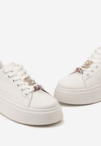 Born2be - Biało-Srebrne Sneakersy na Platformie z Biżuteryjnymi Aplikacjami na Sznurówkach Noonia. Nosek buta: okrągły. Zapięcie: sznurówki. Kolor: biały. Wzór: aplikacja. Obcas: na platformie. Wysokość obcasa: niski #6