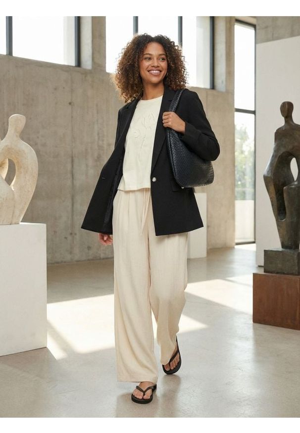 Sinsay - Bawełniana koszulka z kwiatowym haftem - kremowy. Kolor: kremowy. Materiał: bawełna. Wzór: haft, kwiaty