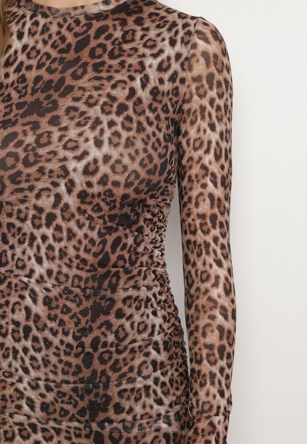 Born2be - Brązowa Dopasowana Sukienka z Siateczki z Wiskozą w Panterkę Bellabina. Okazja: na co dzień, na imprezę. Kolor: brązowy. Materiał: wiskoza. Długość rękawa: długi rękaw. Wzór: motyw zwierzęcy. Typ sukienki: dopasowane. Styl: elegancki, casual