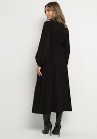 Born2be - Czarna Wiskozowa Plisowana Sukienka z Wiązaniem Asorrise. Okazja: na co dzień. Kolor: czarny. Materiał: wiskoza. Styl: casual, elegancki #5