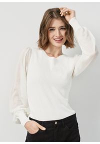 Ochnik - Kremowy sweter damski z bufiastymi rękawami. Kolor: biały. Materiał: wiskoza. Wzór: ze splotem