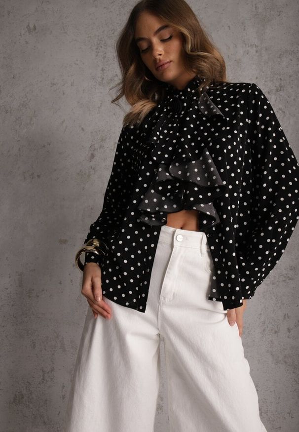 Renee - Czarna Falbaniasta Koszula z Wiskozy w Kropki ze Stójką Aegista. Typ kołnierza: kołnierzyk stójkowy. Kolor: czarny. Materiał: wiskoza. Wzór: kropki