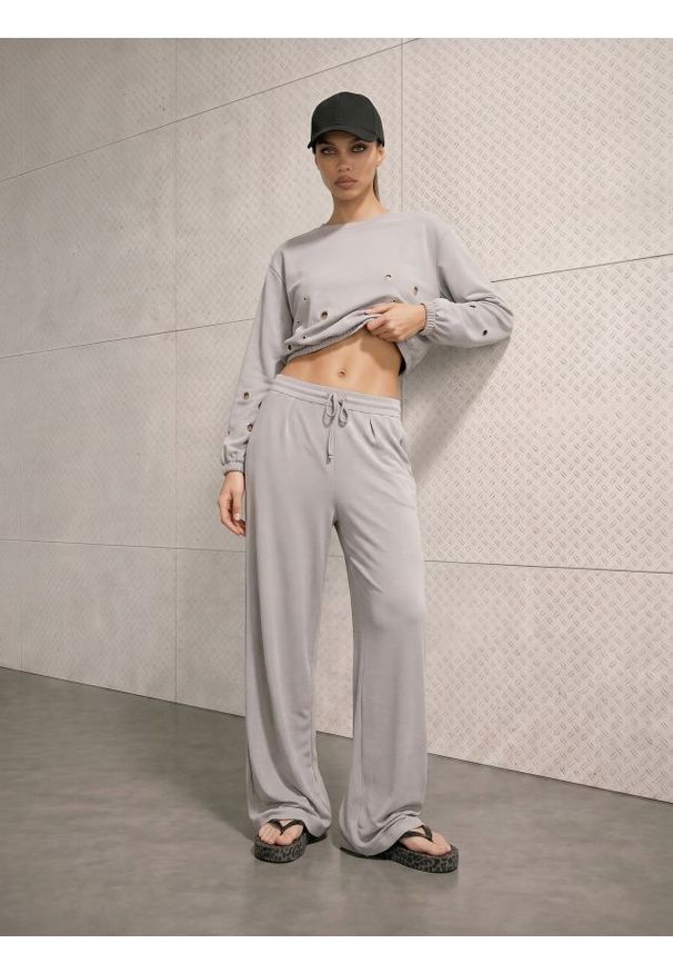 Sinsay - Krótka bluza crewneck z ozdobnymi oczkami - szary. Kolor: szary. Długość: krótkie