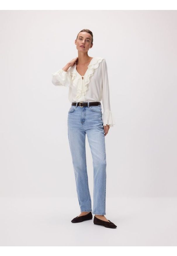 Reserved - Jeansy mom fit z dłuższą nogawką - niebieski. Kolor: niebieski. Długość: długie