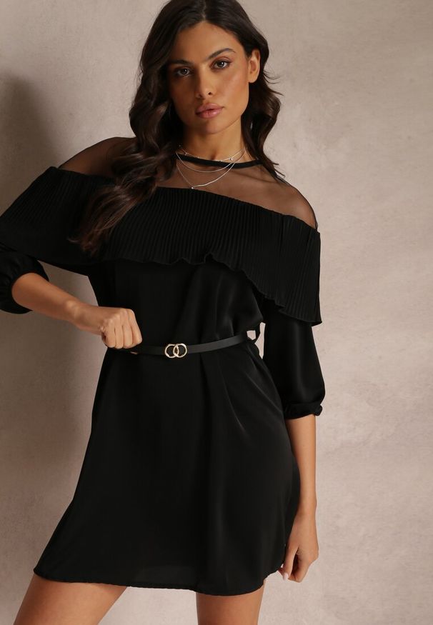 Renee - Czarna Sukienka z Ozdobnym Dekoltem z Falbanką i Paskiem w Komplecie Loretia. Kolor: czarny. Długość: mini