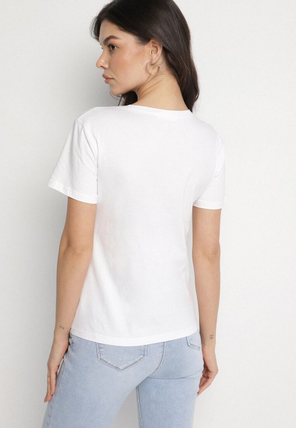 Born2be - Biały Bawełniany T-shirt z Piórami Kwiatem 3D i Cyrkoniami Deselita. Okazja: na co dzień. Kolor: biały. Materiał: bawełna. Wzór: kwiaty. Styl: klasyczny, elegancki, casual