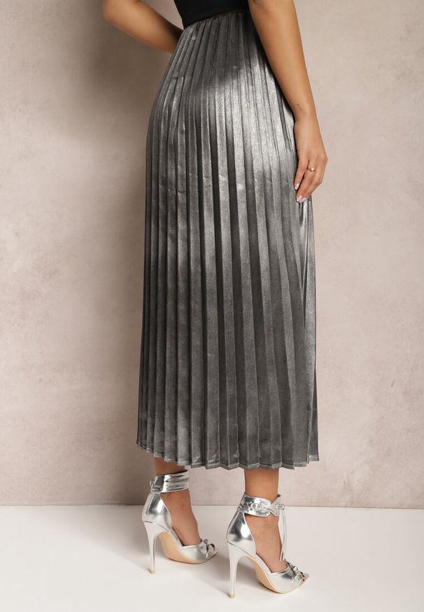 Renee - Srebrna Połyskująca Spódnica Plisowana Maxi Vilira. Kolor: srebrny. Materiał: tkanina. Styl: elegancki