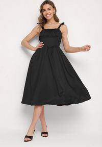 Born2be - Czarna Rozkloszowana Sukienka Vices na Wiązanych Ramiączkach Natavine. Okazja: na co dzień, na imprezę. Typ kołnierza: dekolt kwadratowy. Kolor: czarny. Materiał: poliester, jeans. Długość rękawa: na ramiączkach. Sezon: lato. Styl: casual, klasyczny #6