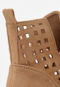 Renee - Ciemnobeżowe Sznurowane Botki Vices ze Skórzaną Wkładką i Ażurową Cholewką za Kostkę i Wycięciem Tlixa. Okazja: na co dzień. Wysokość cholewki: za kostkę. Kolor: beżowy. Materiał: skóra. Szerokość cholewki: normalna. Wzór: ażurowy. Styl: casual #6