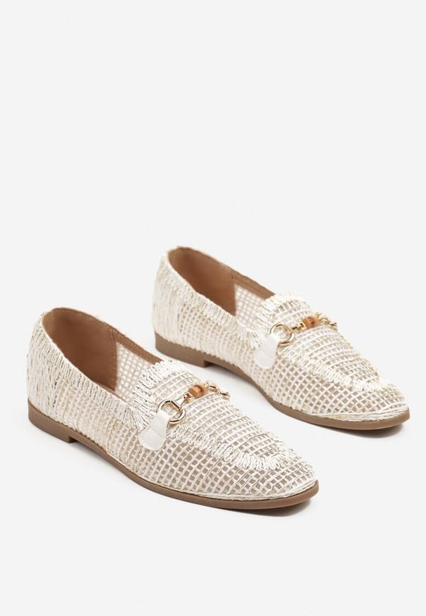 Born2be - Białe Mokasyny Loafersy z Ażurową Cholewką Kolarila. Okazja: na co dzień. Kolor: biały. Materiał: jedwab. Szerokość cholewki: normalna. Wzór: ażurowy. Styl: klasyczny, elegancki, casual
