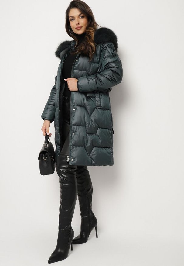 Born2be - Ciemnozielona Pikowana Kurtka o Długim Kroju Ozdobiona Paskiem i Odpinanym Futerkiem Milirra. Okazja: na spacer. Kolor: zielony. Materiał: futro. Długość: długie. Wzór: aplikacja. Styl: elegancki, wizytowy