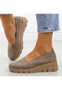 POTOCKI - Khaki ażurowe zamszowe półbuty damskie na koturnie Potocki 12567. Okazja: na spacer, na co dzień. Kolor: brązowy. Materiał: zamsz. Szerokość cholewki: normalna. Wzór: ażurowy. Sezon: wiosna, lato. Obcas: na koturnie. Styl: casual, elegancki, klasyczny #1