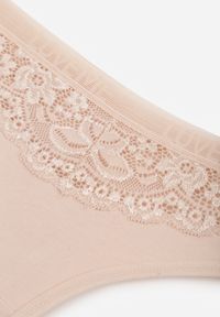 Renee - Beżowe Majtki Typu Stringi z Bawełną i Koronką Zeliche. Kolor: beżowy. Materiał: bawełna, koronka. Wzór: koronka #2