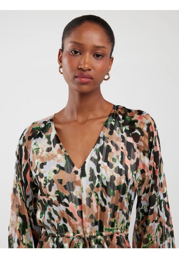 Big-Star - Sukienka damska z dekoltem v-neck z kolorowym nadrukiem Natela 000. Kolor: wielokolorowy. Materiał: wiskoza, tkanina. Wzór: nadruk, kolorowy. Typ sukienki: rozkloszowane, plisowane. Styl: elegancki, klasyczny