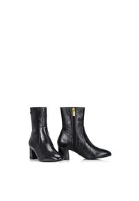 Ochnik - Buty damskie. Kolor: czarny. Materiał: skóra, lakier. Szerokość cholewki: normalna. Obcas: na obcasie. Styl: elegancki, klasyczny. Wysokość obcasa: średni #4